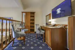 Værelse med bord og skrivebord