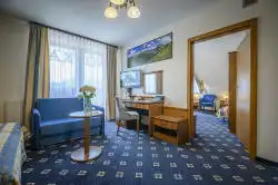 Værelse med senge og sofa