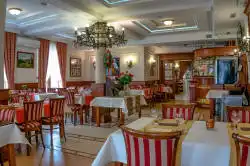 Spisestue med udsigt til indgangen