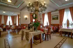 Spisestue med vinudstilling