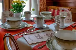 Et dækket bord med en menu