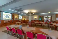 Spisestue med forbundne borde